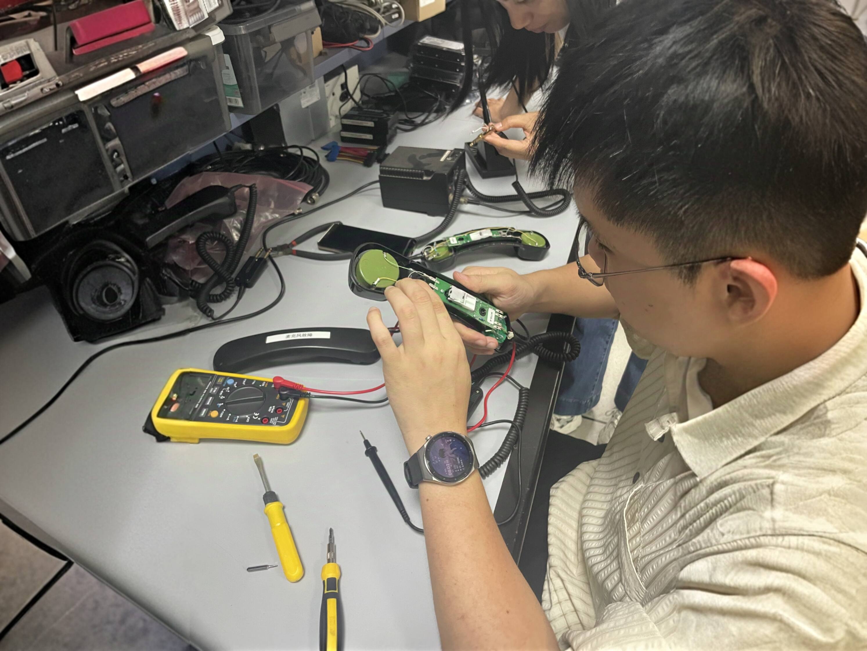 湖南空管分局组织开展内话话筒自主维修工作