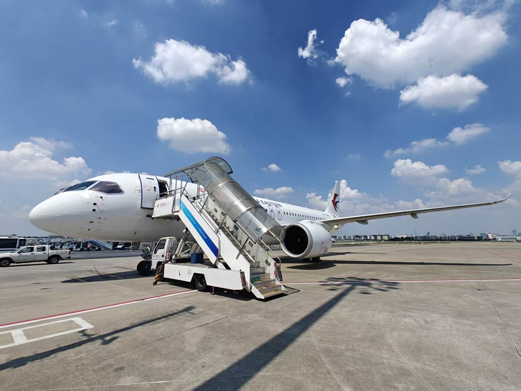 第11架C919投入运行，东航暑运旺季日均计划执行3200余个航班