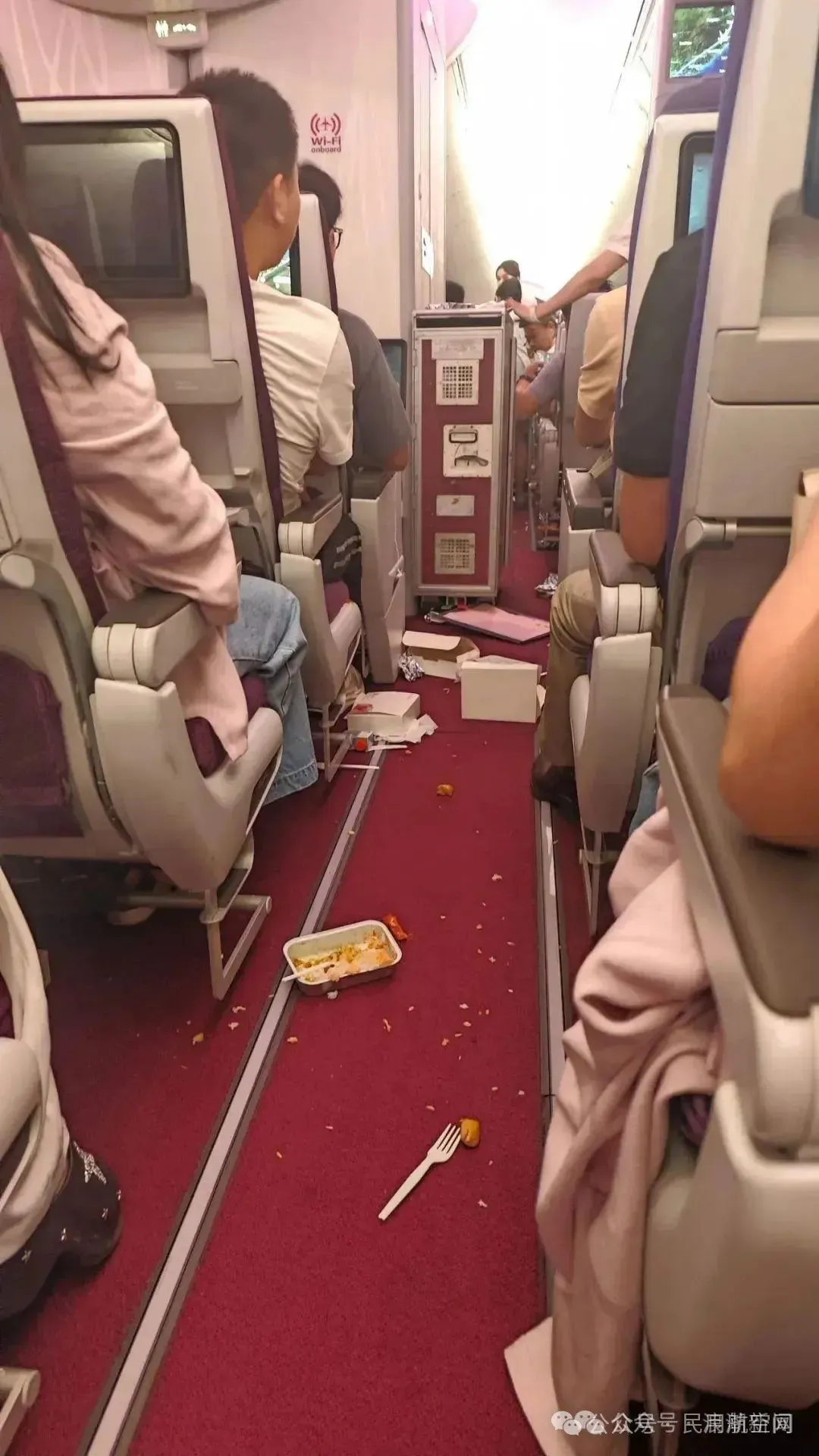 深航一航班起飞半小时后备降，吉祥航一航班遭遇剧烈颠簸