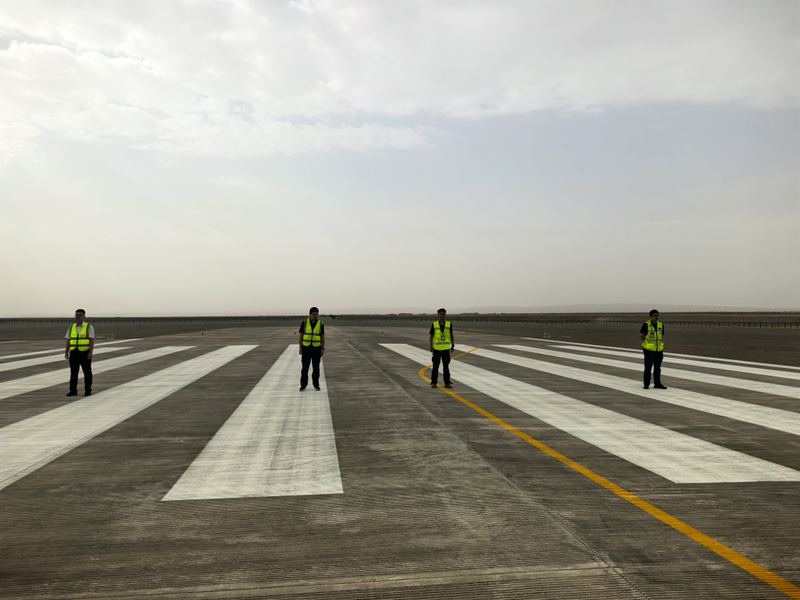 叶城密尔岱机场开展跑道步行检查 严守飞行安全底线