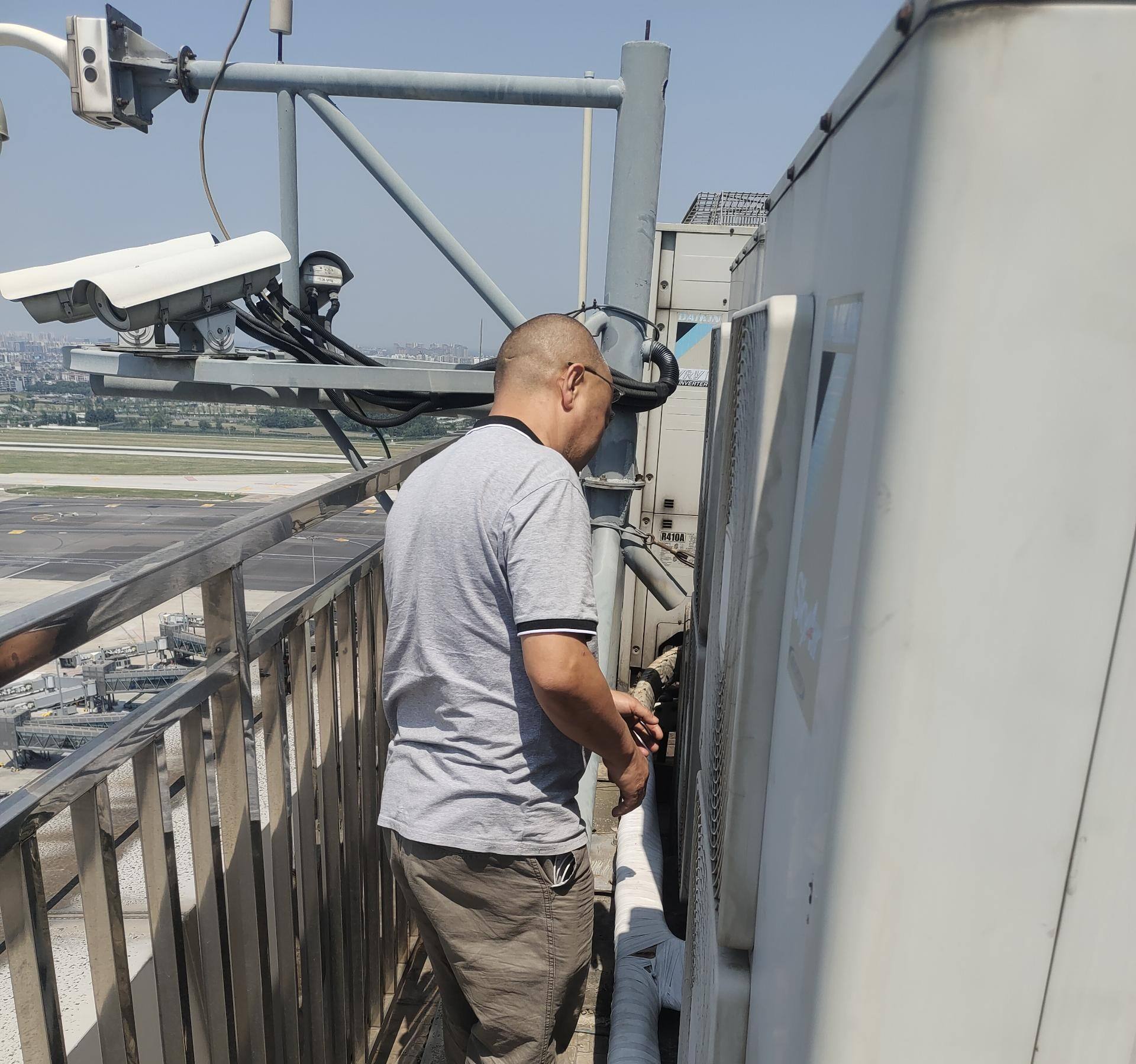 西南空管局技保中心动力室针对高温预警开展精密空调巡检  精密部署迎“烤”验