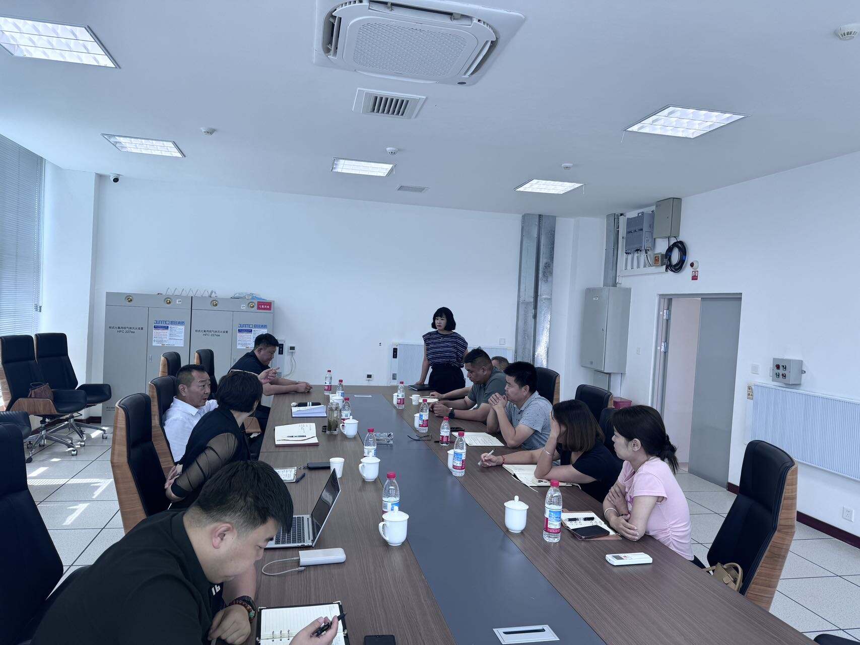 新疆机场集团乌尔禾百口泉机场与新疆天缘航旅有限责任公司重点磋商开通乌尔禾-伊宁航线