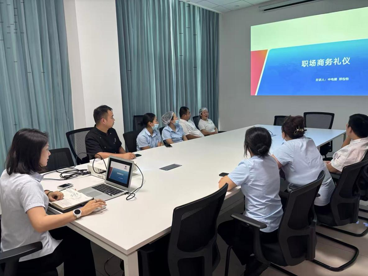 从“心”服务 以“礼”相待——西南空管局商务公司天府服务部开展食堂服务礼仪专项培训