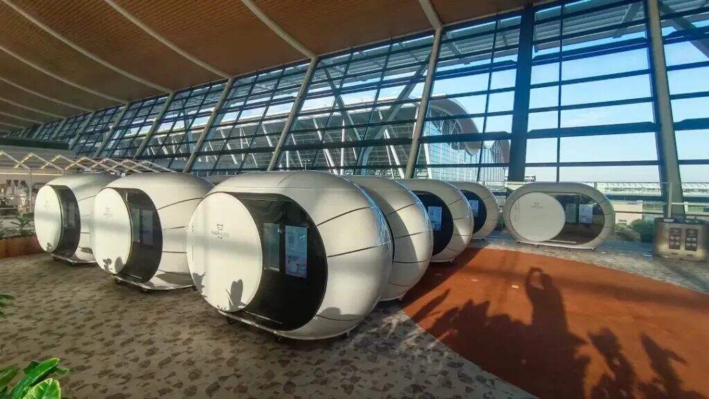 上海浦东机场T2首批13台睡眠舱已投入运营