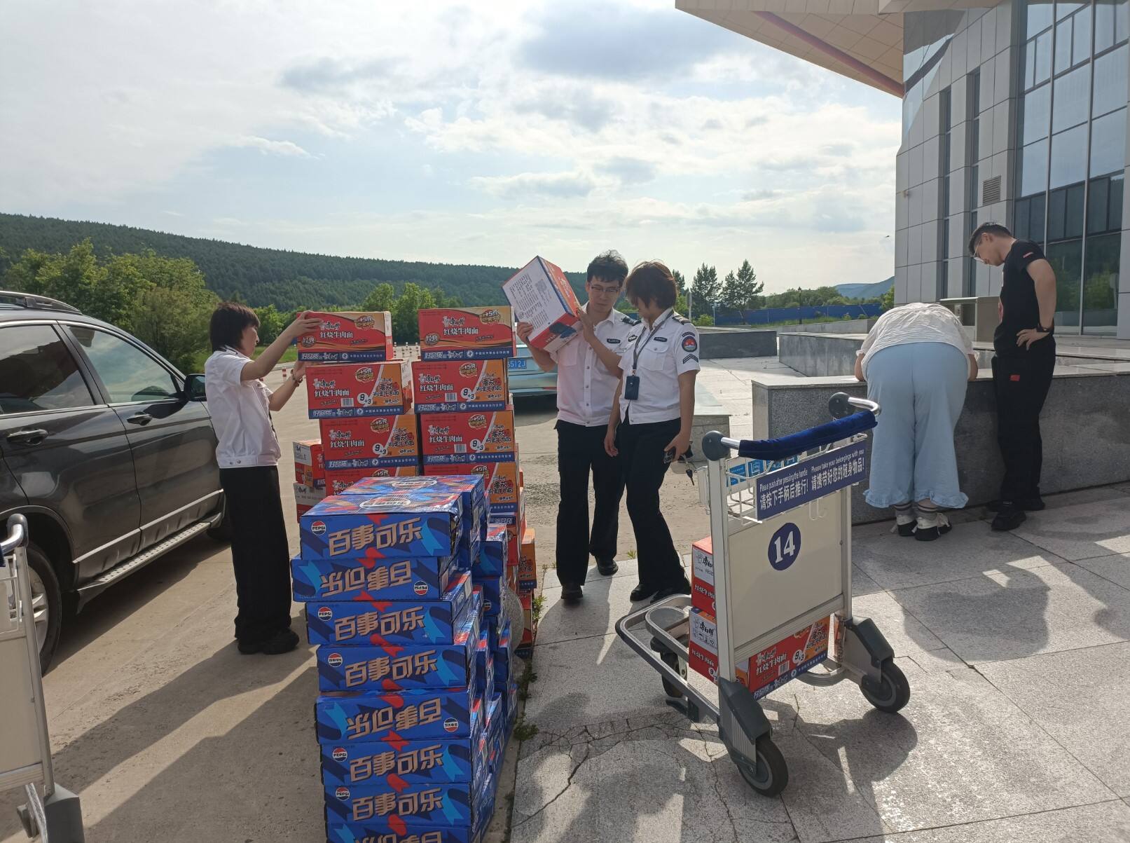 阿尔山机场开展“送清凉”慰问活动 情暖一线职工