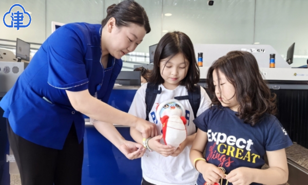 暑运启幕!天津滨海机场迎来无陪儿童出行热潮