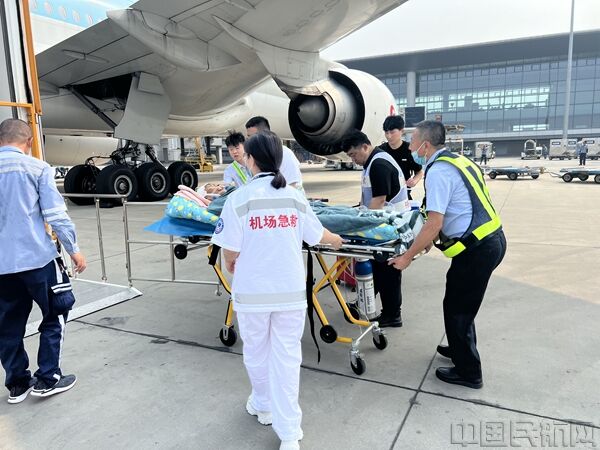 青岛机场高效完成重病旅客紧急转运任务