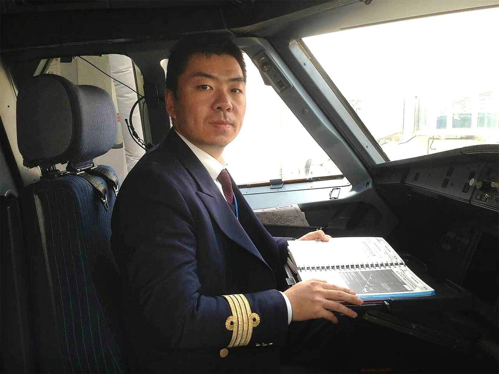 东航机长任伟：党徽闪耀映初心