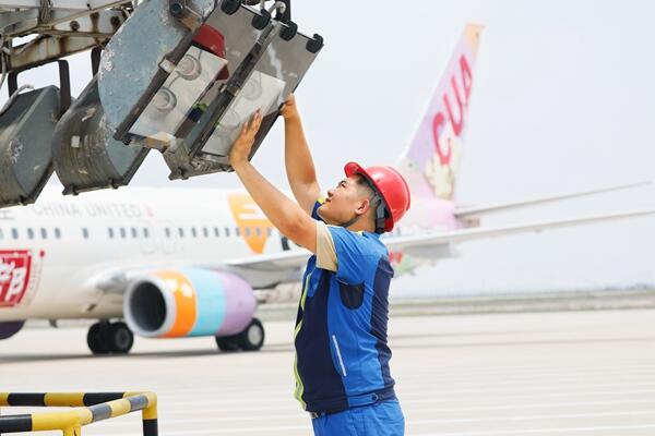 山东东营机场战高温 保暑运