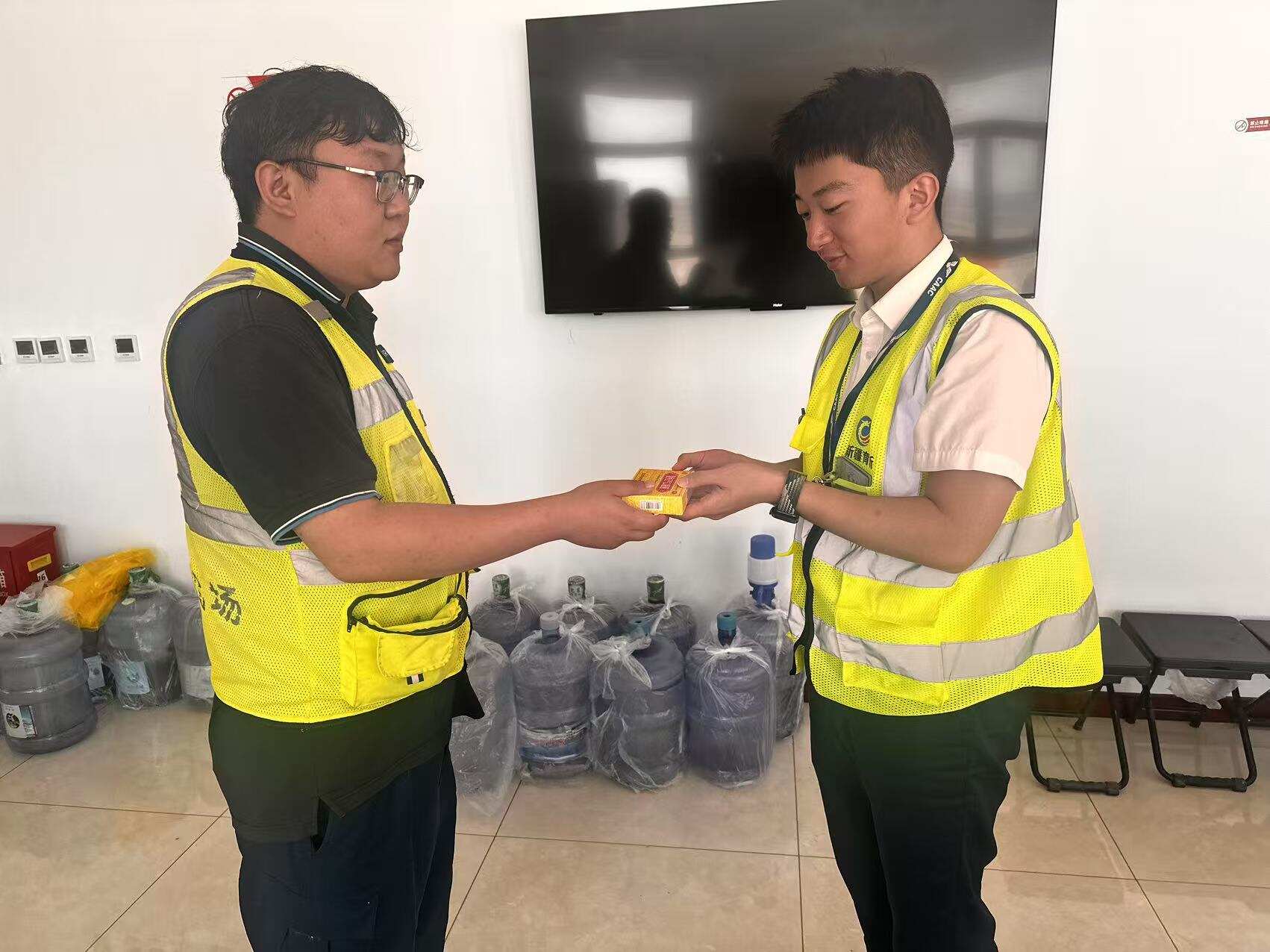 新疆机场集团乌尔禾百口泉机场为育新航校撑起“清凉伞” 防暑药品护航蓝天骄子战高温