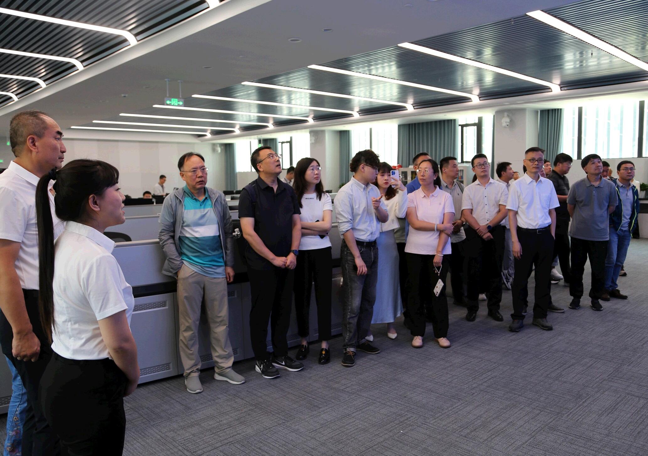 全国航空情报专家赴新疆空管局飞服中心开展参观交流