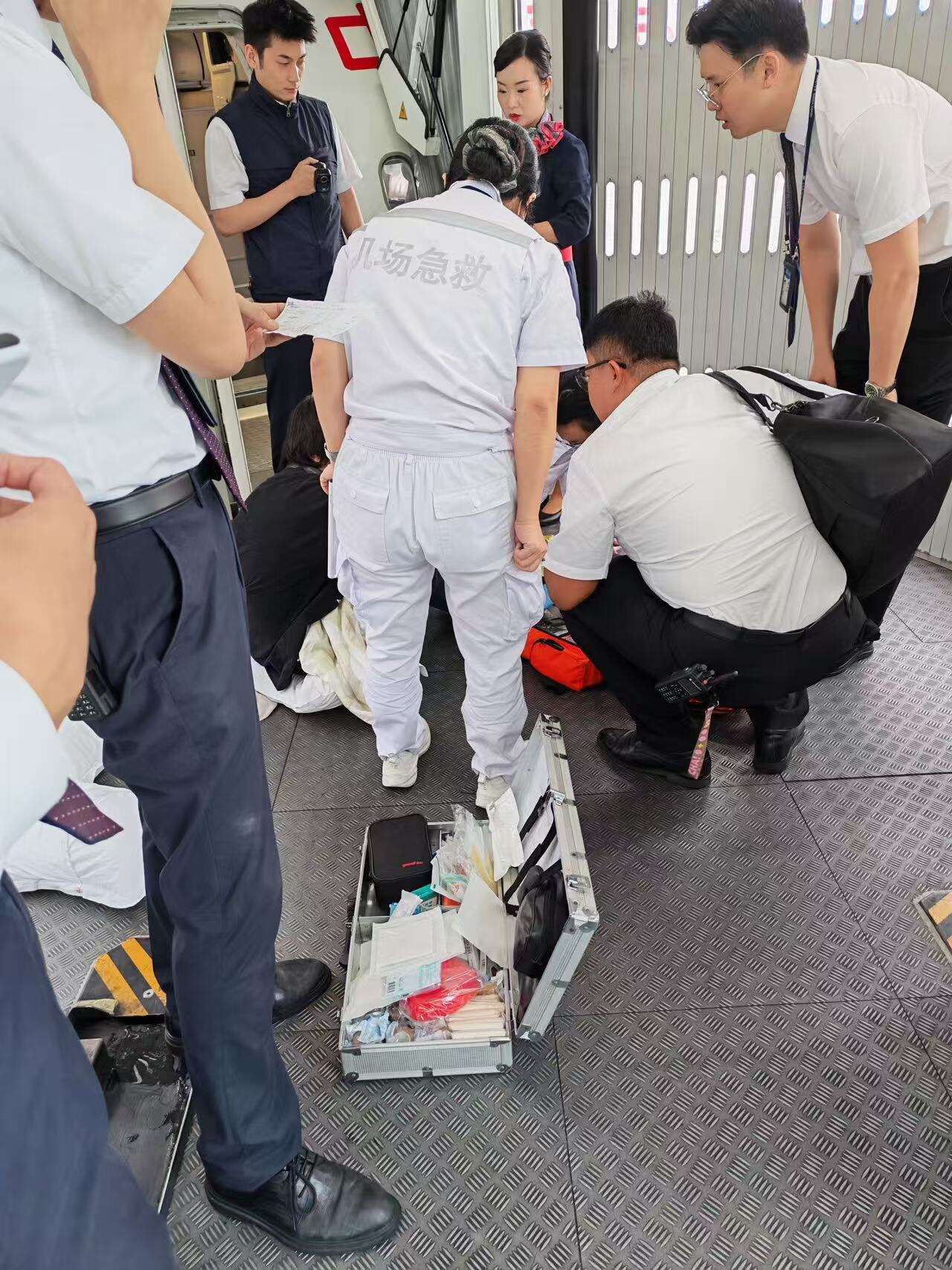 紧急时刻显担当！东航四川分公司乘务组高效处置旅客突发疾病事件