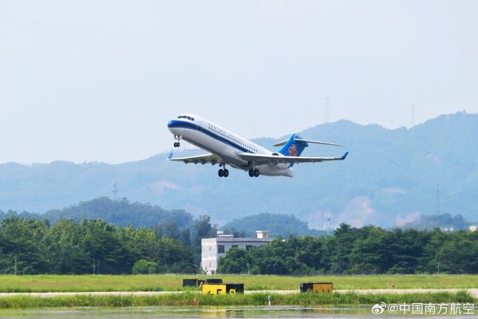 国产支线客机C909投入南方航空运营满五周年 共运送旅客超440万人次