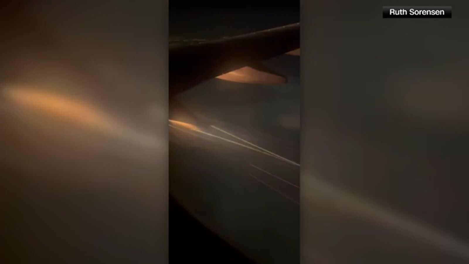 美国一客机起飞后不久发动机喷火返航