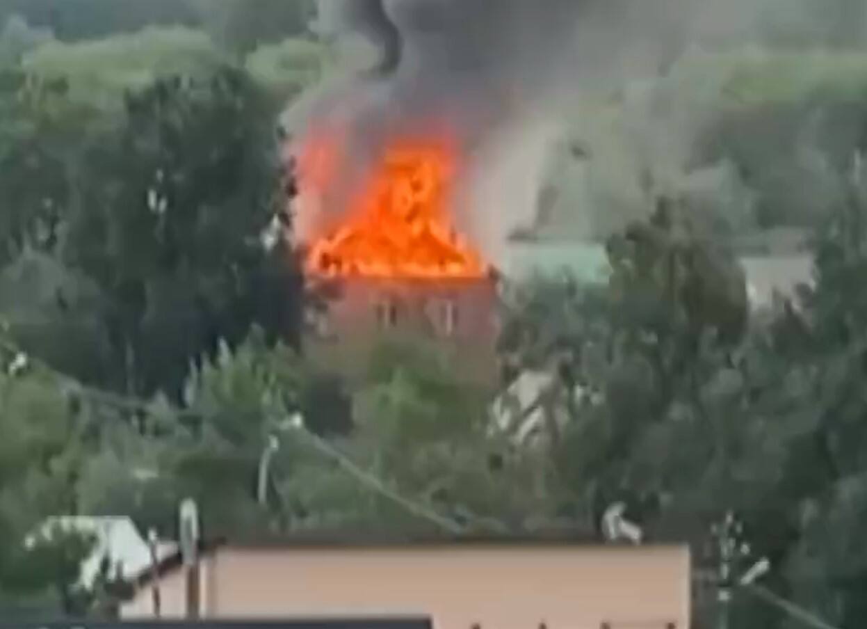 俄罗斯莫斯科州一住宅因无人机残骸坠落起火