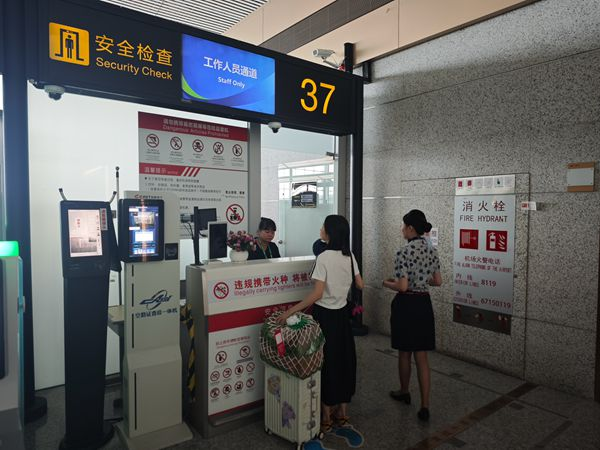 “宠物进客舱出行”东航重庆站首航