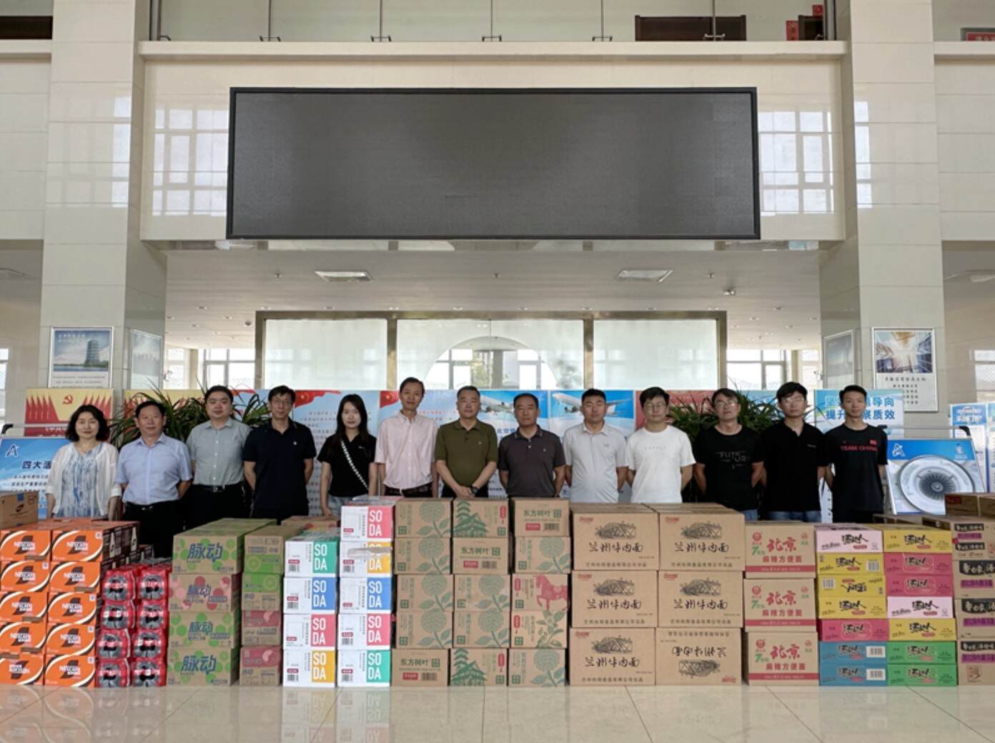 情系一线送清凉 护航暑运保平安——青海空管分局工会组织开展“送清凉”慰问活动