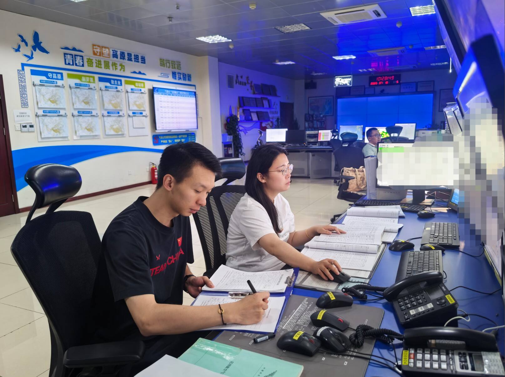 云雷欲来时，他们已为长空系好 “安全带” ——青海空管分局气象台雷雨保障纪实