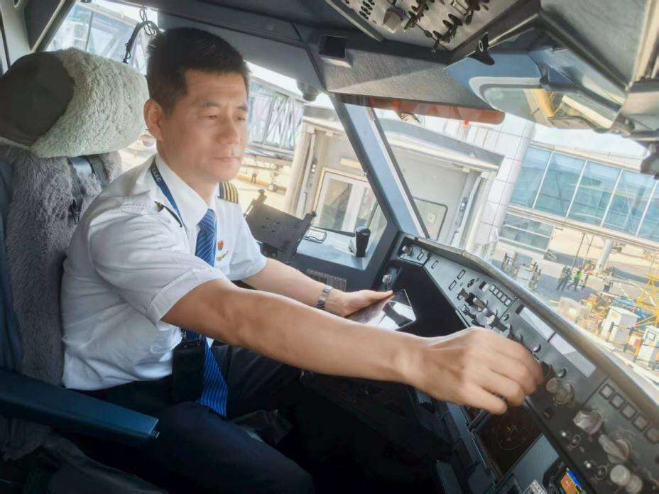 万米高空党旗红——党员机长王莹用18000小时安全飞行书写蓝天答卷