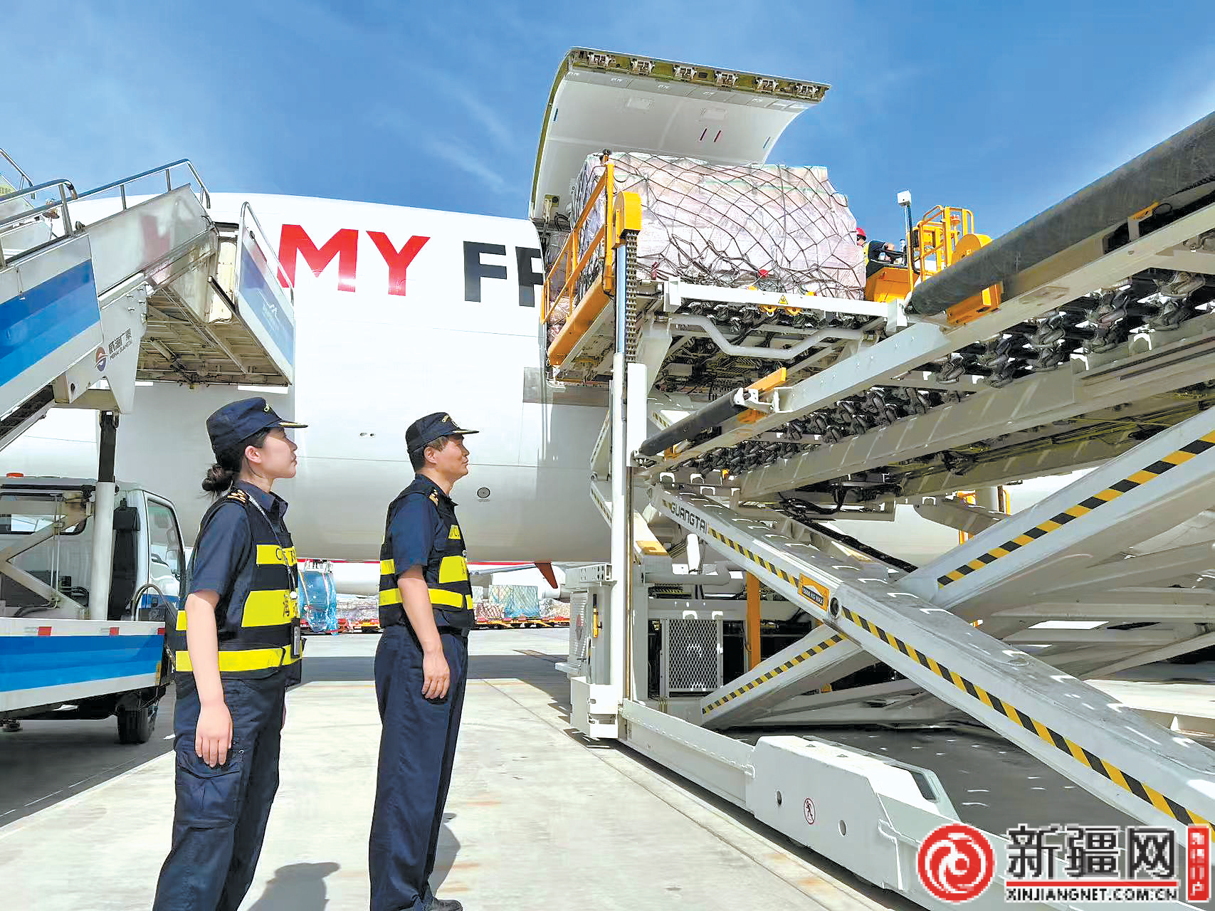 乌鲁木齐至英国第四条货运航线成功首航
