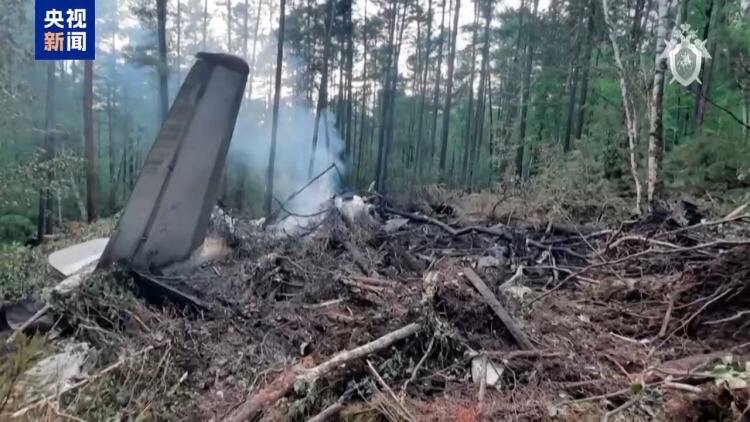 300米低云遮山 两次降落失败 俄客机坠毁更多细节曝光