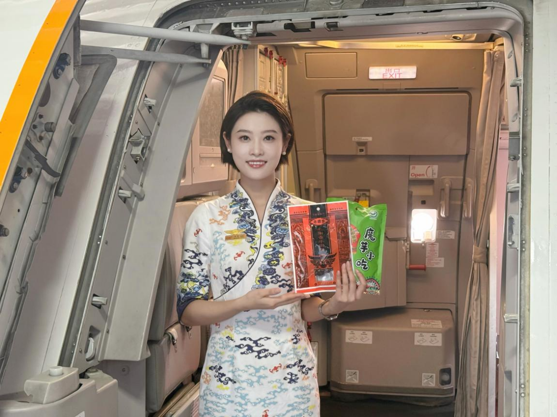 环江毛南族美食“飞”上万米高空 广西北部湾航空全航线飘香助力乡村振兴