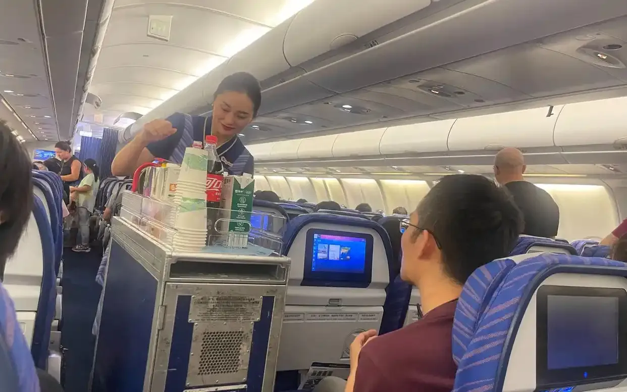 雷雨影响大兴机场航班起降，部分航班备降