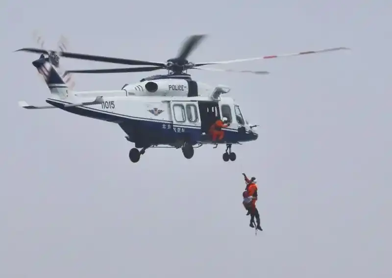 北京民警用直升机“悬停”运患者