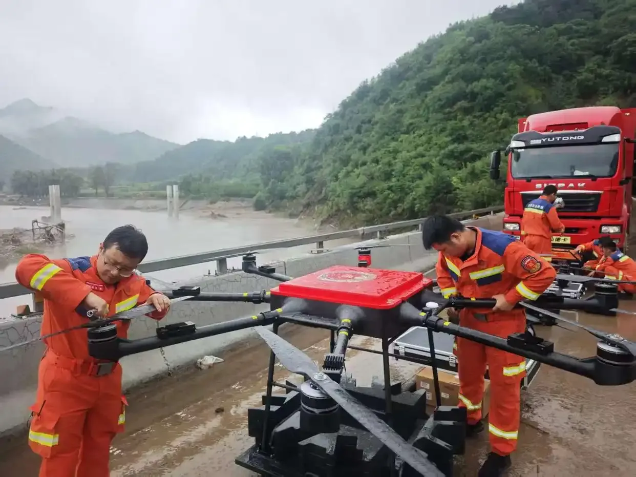 9架无人机为北京怀柔琉璃庙镇受灾村空投物资