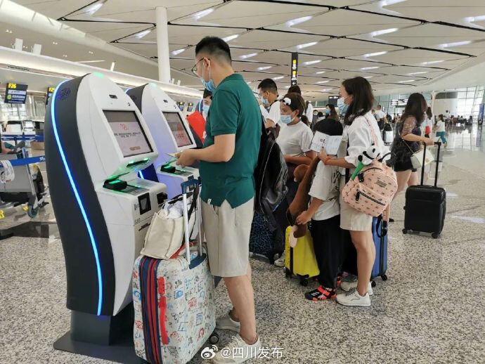 受台风和雷雨影响,成都两场取消航班逾百架次