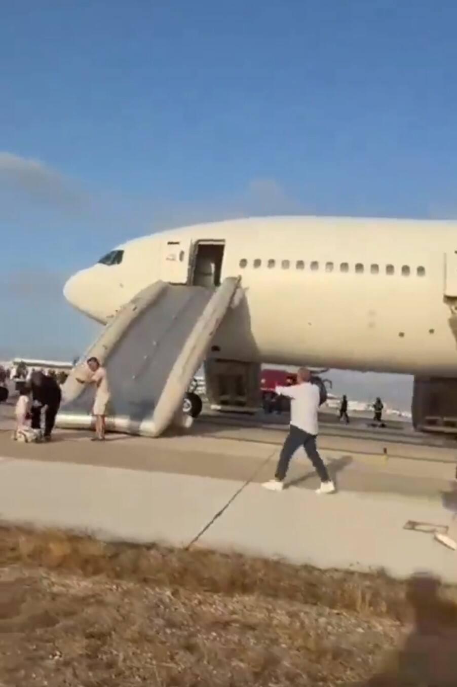 土耳其航空一客机因故障紧急降落，起落架冒烟
