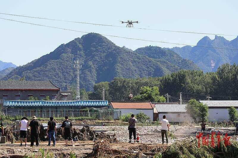 志愿者通过无人机向洪灾“孤岛”空投生活物资