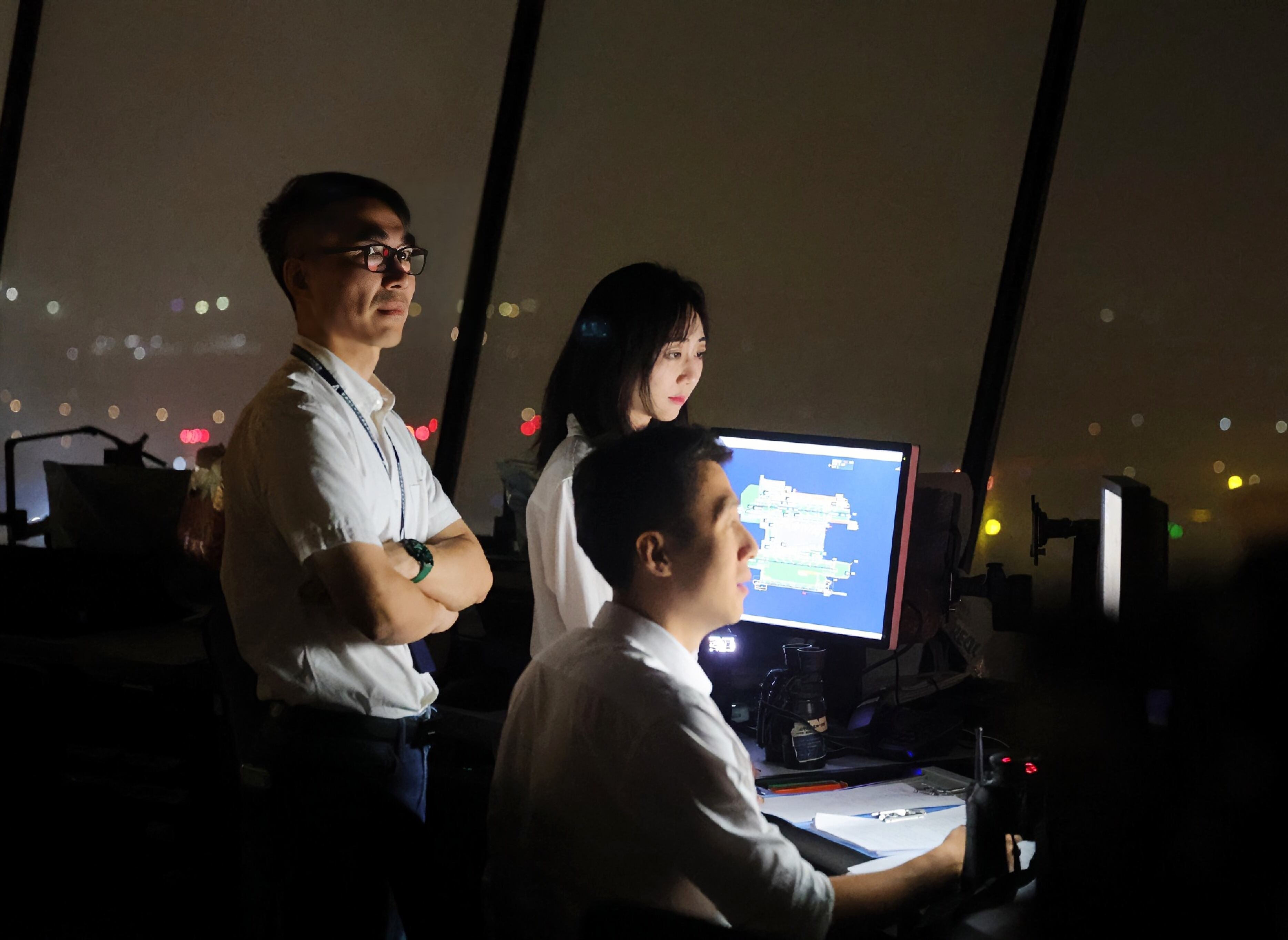 中南空管局管制中心保障广州白云机场第五跑道试飞成功