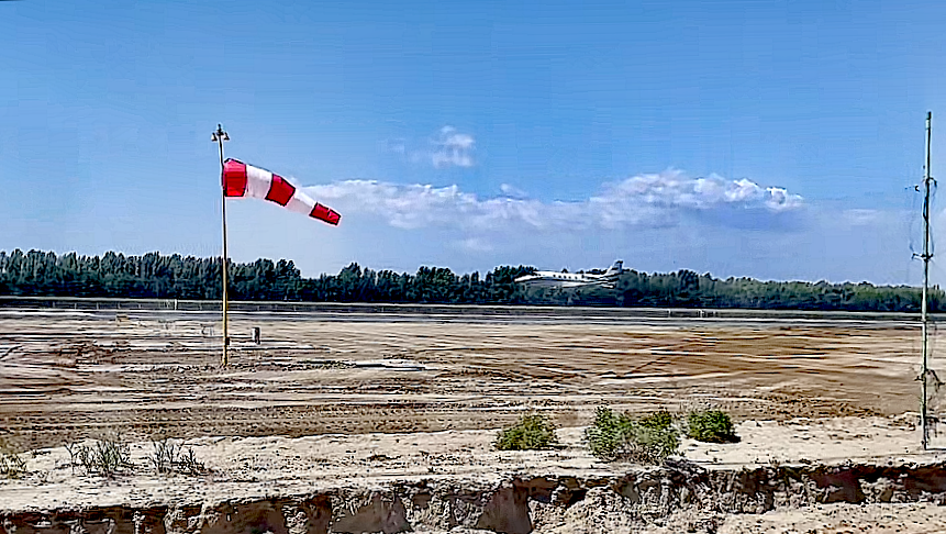 新疆机场集团乌尔禾百口泉机场首次助航灯光校验圆满完成