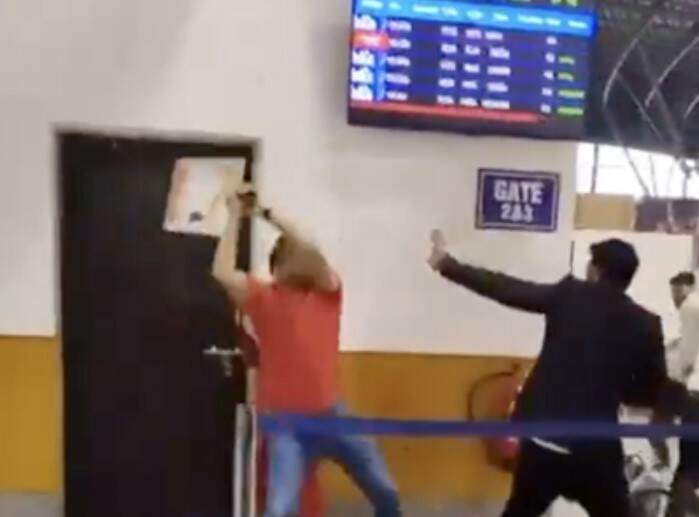 印媒：因行李超重问题起争执，一印度陆军军官被爆暴力打伤多名印度航司员工