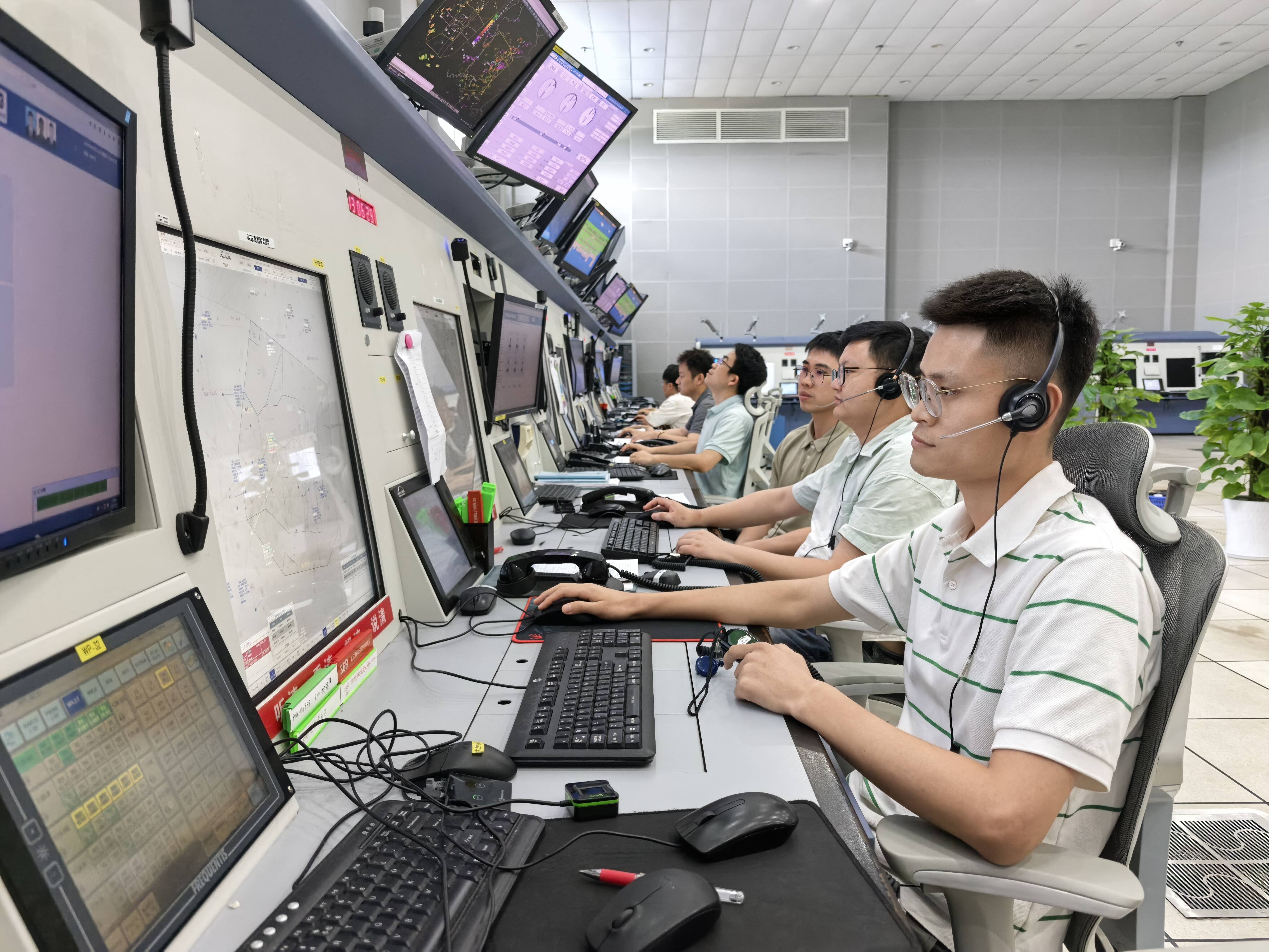 湖南空管分局管制运行部保障两架航班安全备降