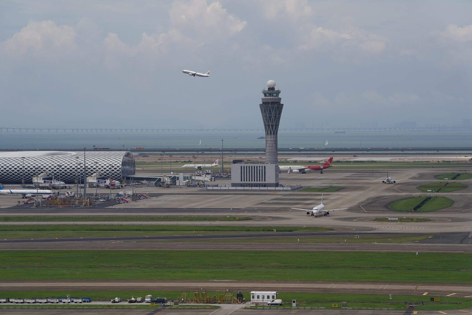 暑运前半阶段深圳机场航班近3.8万架次，深圳空管站切实做好复杂天气叠加高位运行航班保障工作