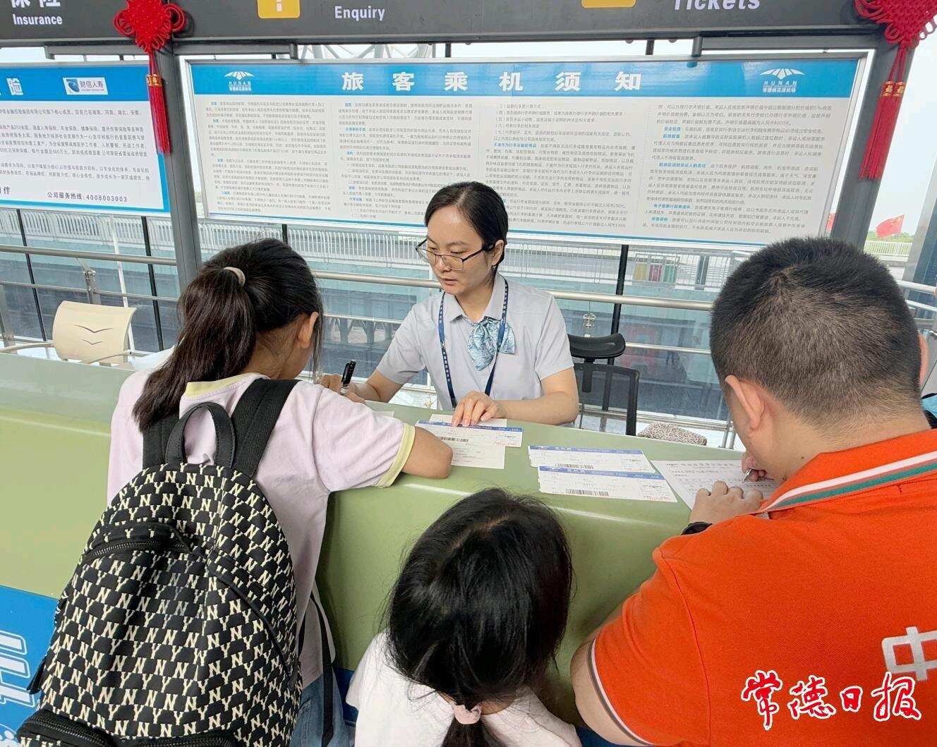 战高温 保暑运 护航旅客出行路