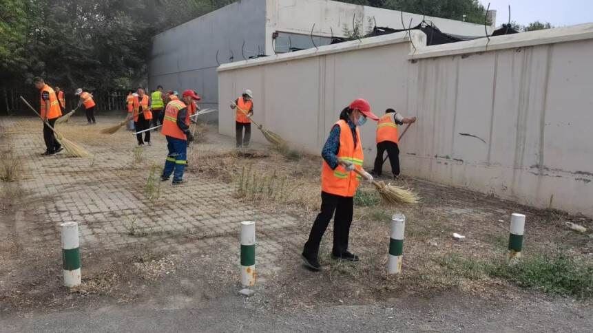 新疆天缘物业服务有限责任公司机场小区项目部开展环境整治行动-扮靓小区居住环境