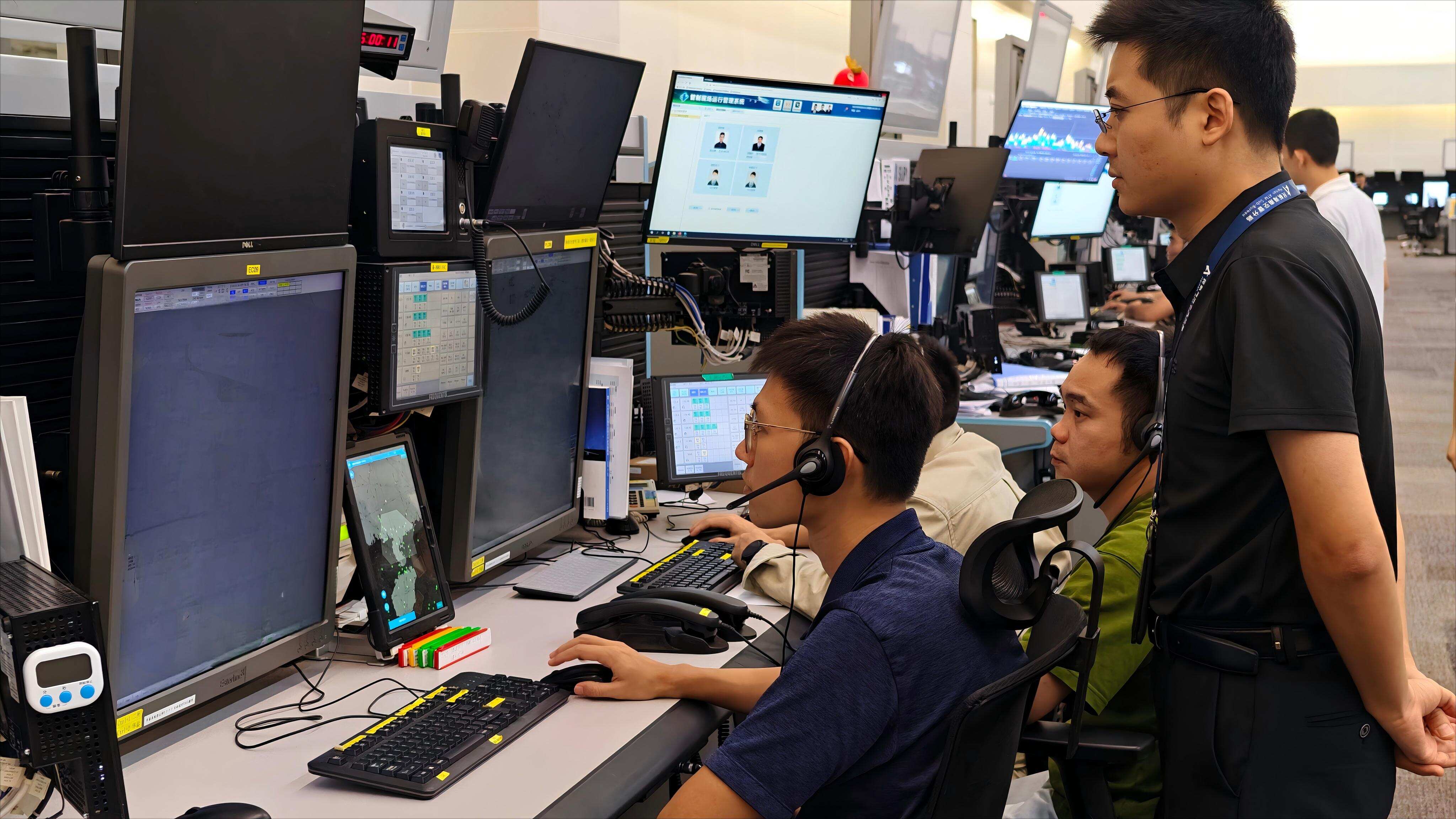 民航海南空管分局顺利实施空域航路航线优化调整，粤桂琼三地空域同时启用新的航线