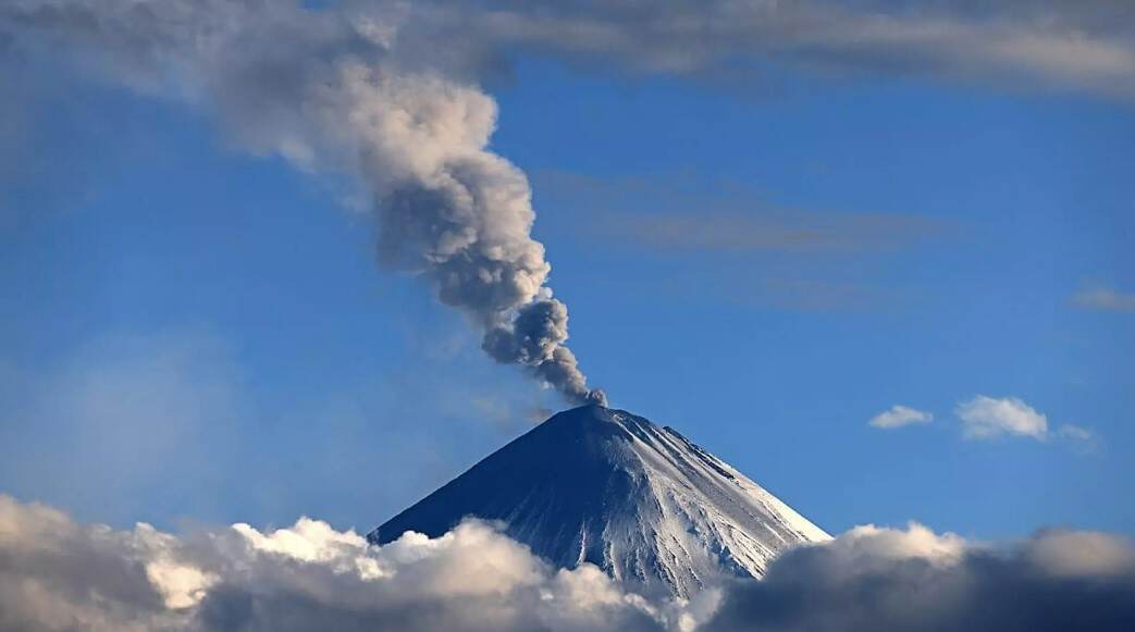 红色航空危险级别!俄堪察加半岛克柳切夫火山喷出高达12千米灰柱