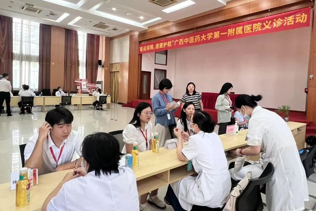 “娘家人”情暖员工心——广西北部湾航空工会联合广西中医药大学第一附属医院开展暑运健康义诊活动