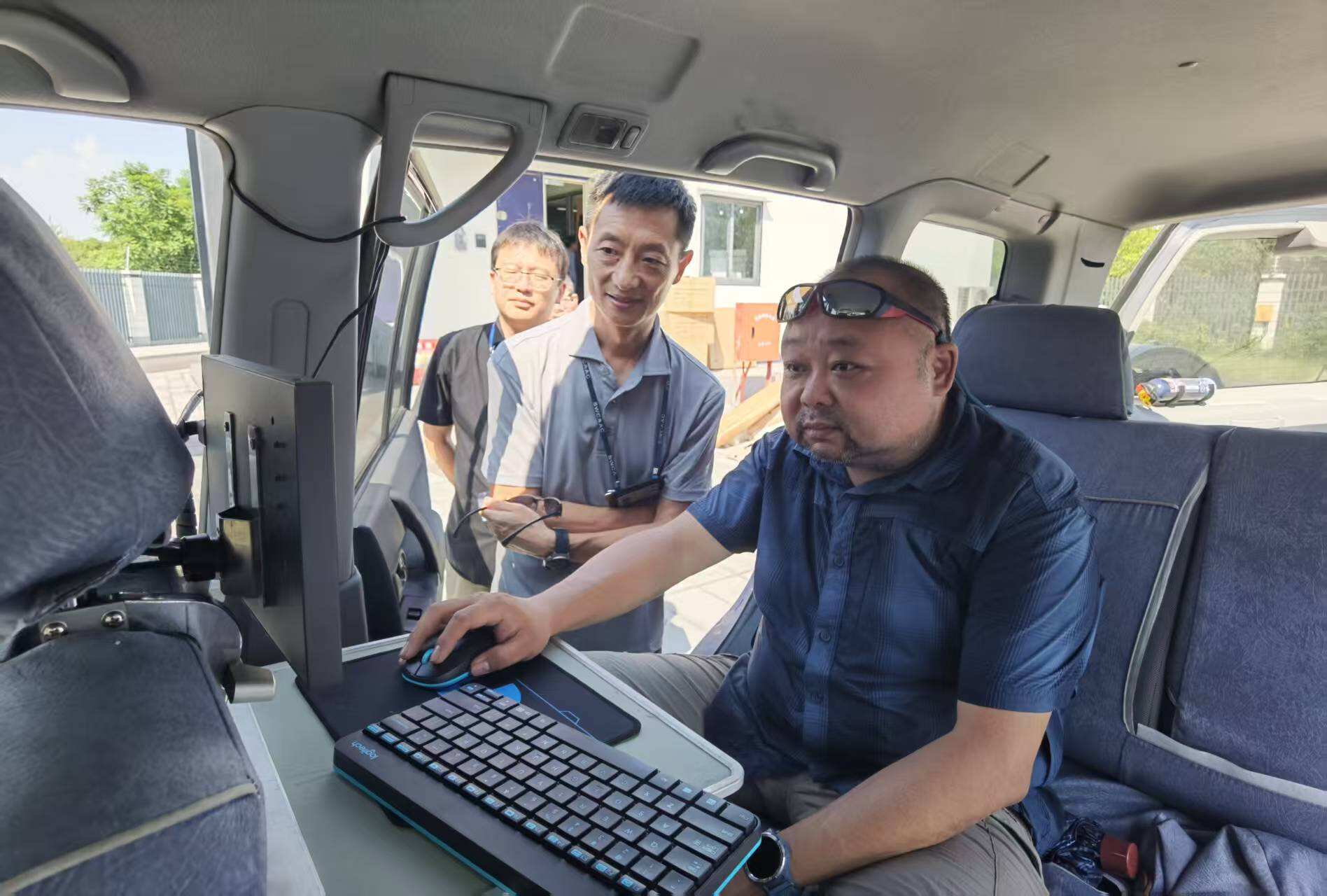西南空管局通导部、监控中心组织通导运行单位与省、市无线电监测站开展世运会保障专项两场电磁环境监测工作