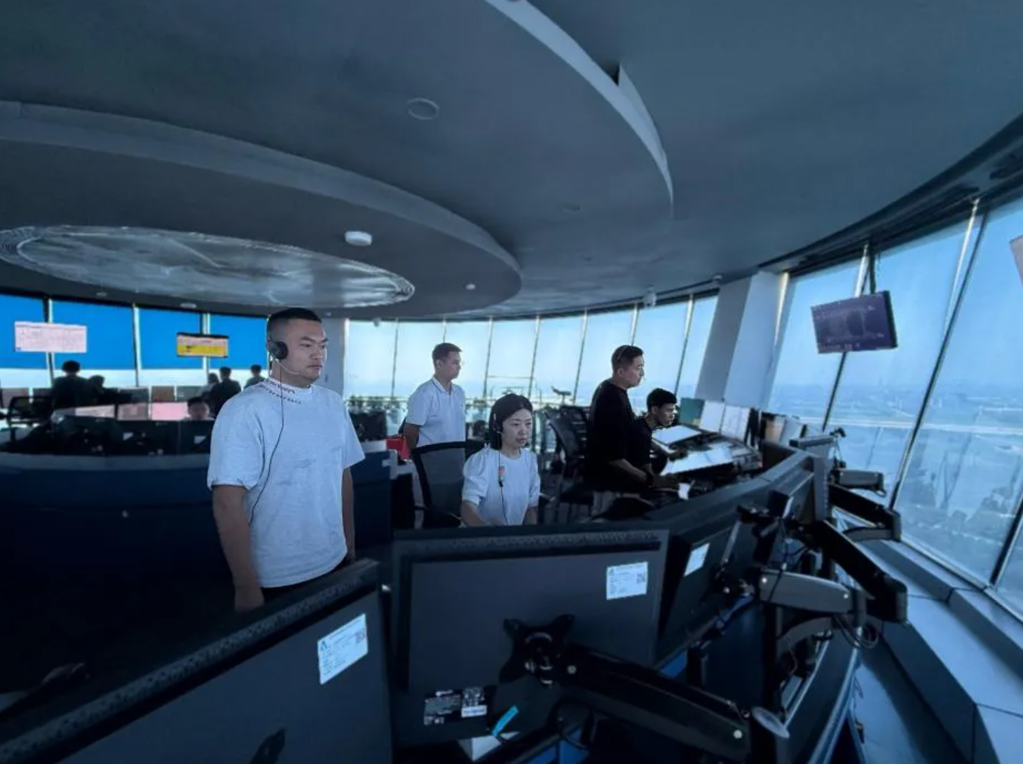 区域、本场航班架次均创历史新高!青岛空管站守护暑运天路,力保航班高效运行