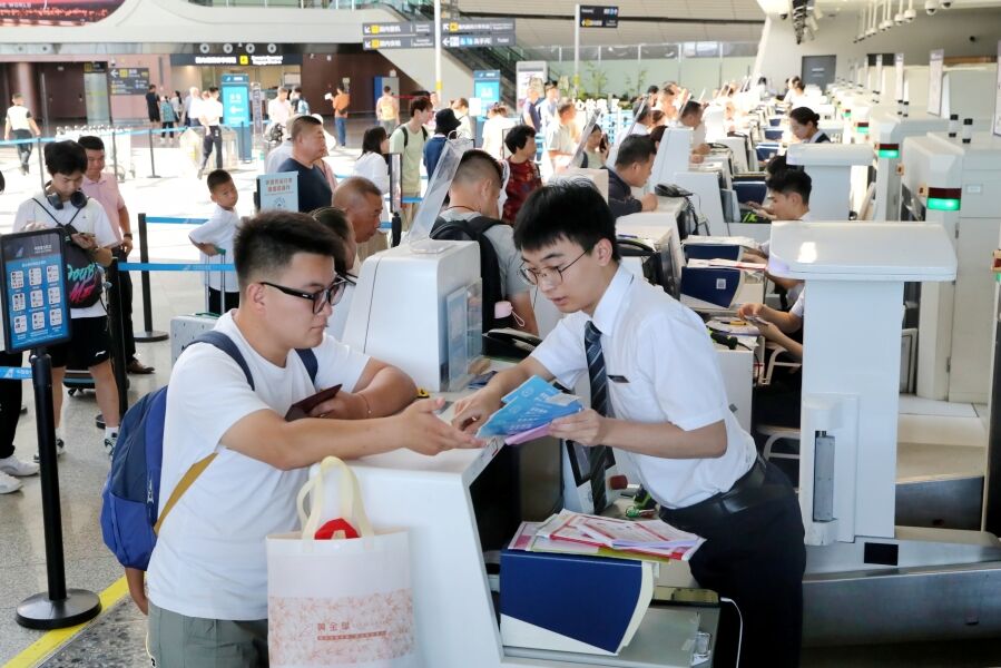 南航暑運再增班 出港旅客創新高