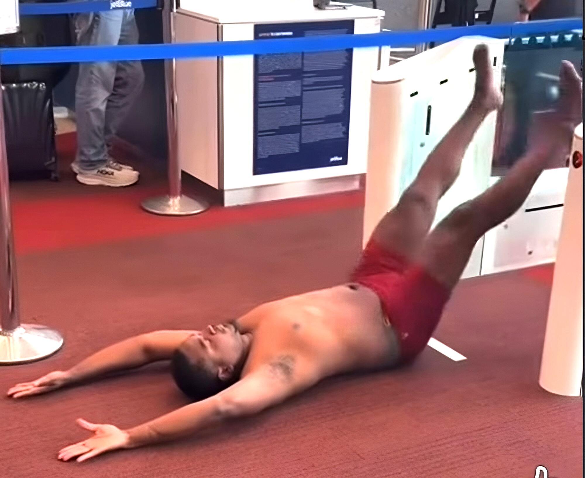 旅客在机场裸奔 后被警方带走