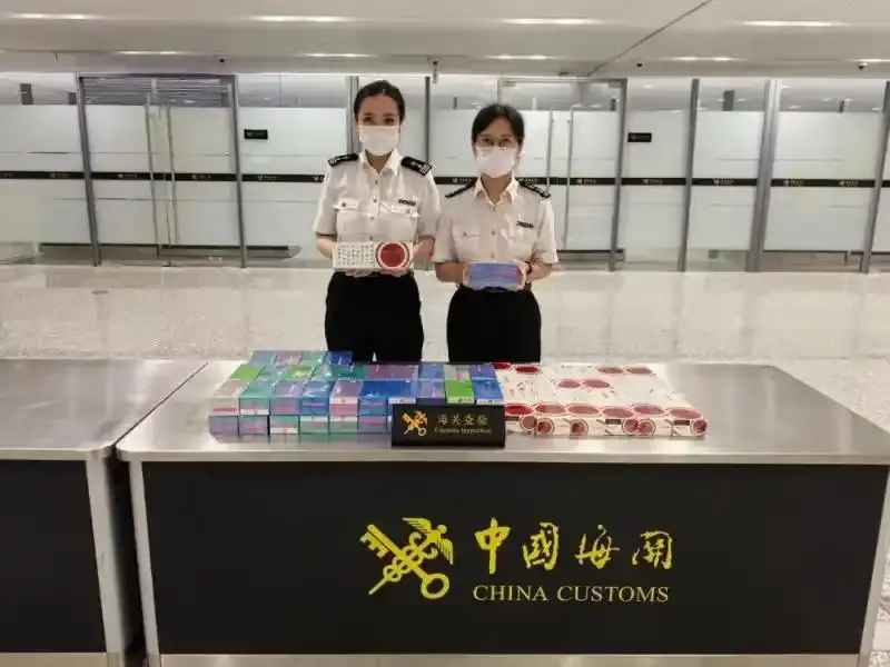 旅客将70条香烟藏匿在机场卫生间 被海关查获