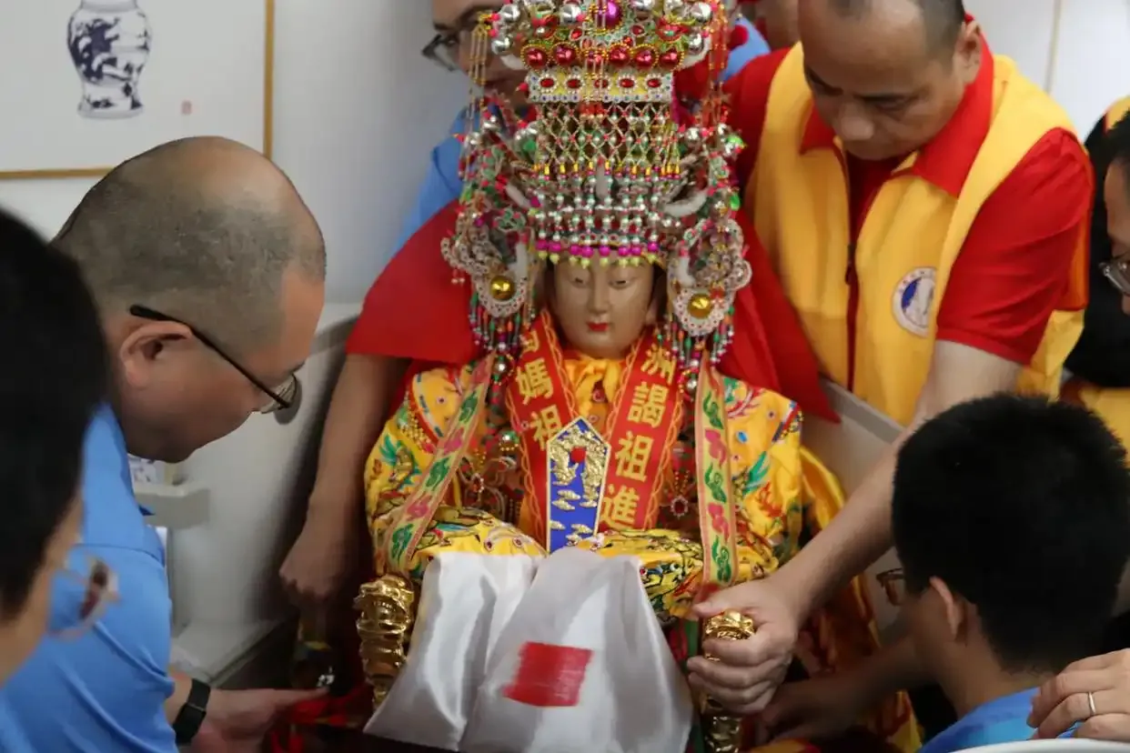 妈祖神像搭机飞赴法国巴黎,坐商务舱有专属登机牌