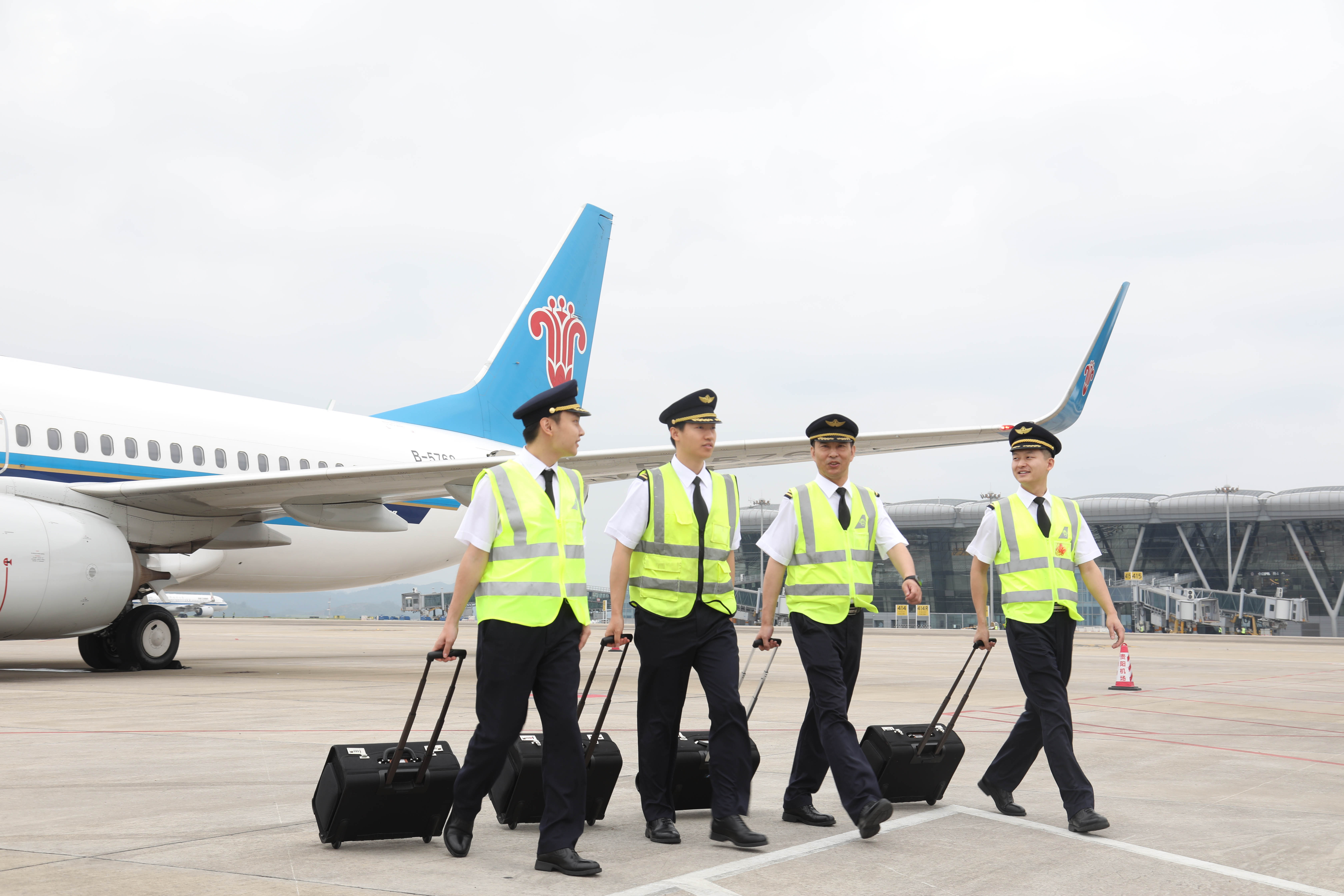 南航贵州:飞行铁军护蓝天 安全责任筑防线