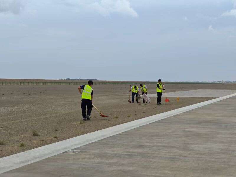 叶城密尔岱机场组织全员开展除草行动